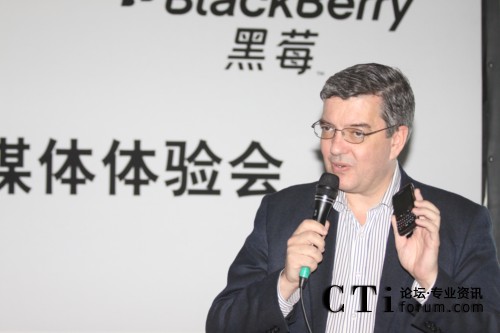 RIM公司中国区总裁谢国睿先生 展示黑莓8980 Curve智能手机