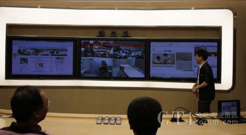 地坛医院员工在远程应急指挥中心与各个医院的工作人员及附近医院的医生进行交流